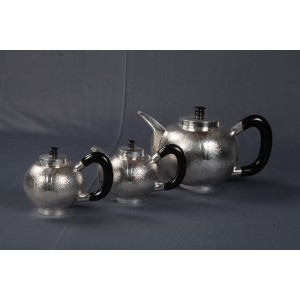 TEA SET CHASED